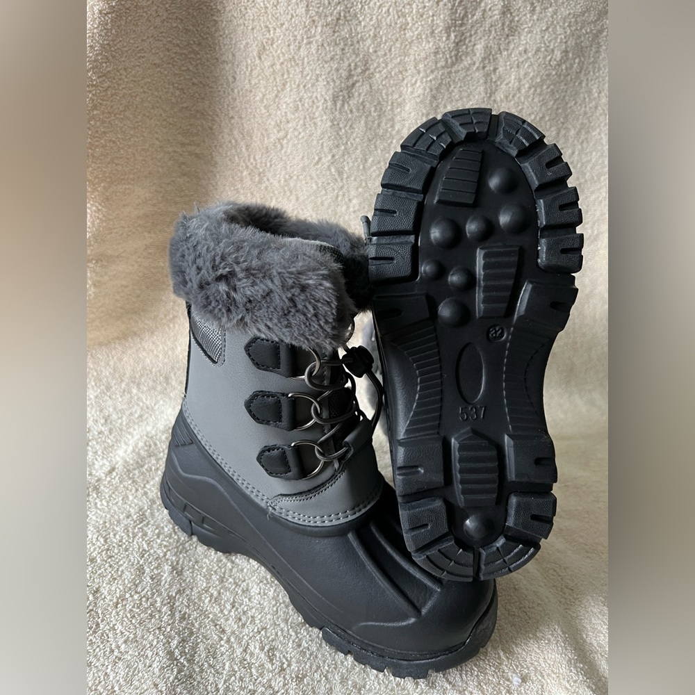 NWOT kids snow shoes